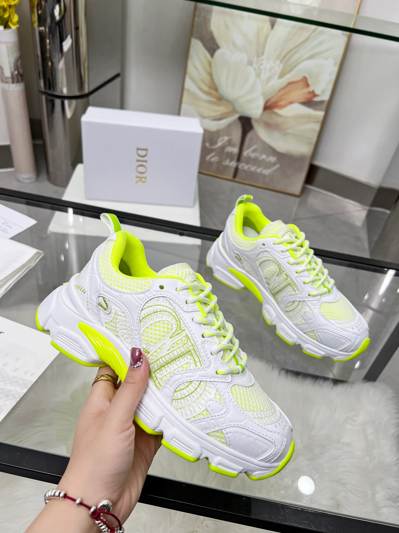 P560🐮🐮The official website of Dijia's new colors has been updated simultaneously [Celebration] This Dior Vibe sneaker incorporates Dior's high-end spirit and reinterprets classic running shoes. White mesh fabric features an Oblique print and is paired with laminated leather-effect panels in gold and silver tones for a contrasting look. It is further embellished with classic details such as 3D effect details, the lucky star symbol on the rear, and the logo on the tongue and rear pull tab. The lightweight sole is embellished with gray stars, complementing a variety of casual or elegant pieces for a modern look. Size: Women’s size 35-41 (35/42 can be customized) Men’s size 40-46 (39/46 can be customized)